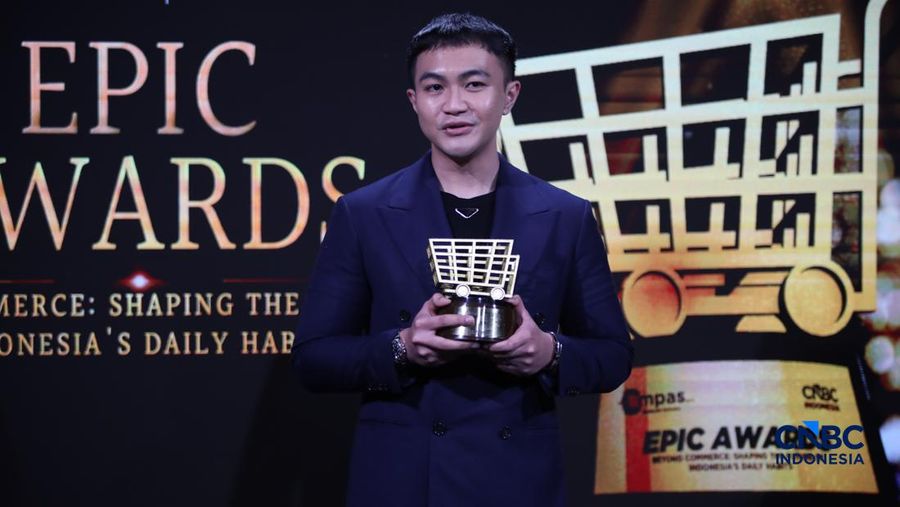Co-Founder & CEO Finally Found You, Putu Maharaja Segara Putra menerima penghargaan Best Rising Product Tinted Sunscreen in E-Commerce dalam CNBC Indonesia Epic Awards 2026 di Jakarta, Jumat (13/2/2026). (CNBC Indonesia/Faisal Rahman)
