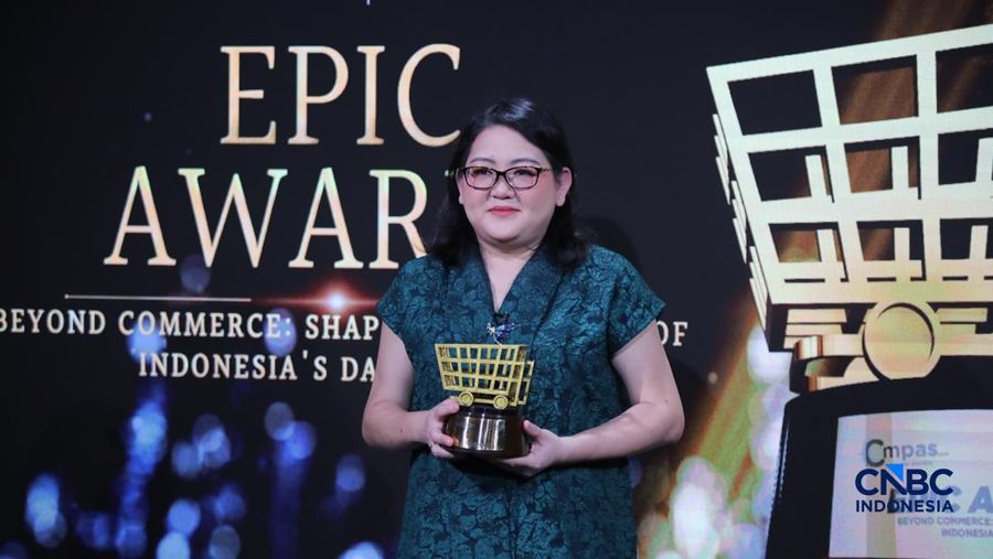 Consumer Health Director Menarini Indonesia (Transpulmin), Lydia Tjahaja menerima penghargaan #1 Market Leader & Most Growing Baby Balsam Brand in E-Commerce dalam CNBC Indonesia Epic Awards 2026 di Jakarta, Jumat (13/2/2026). (CNBC Indonesia/Faisal Rahman)