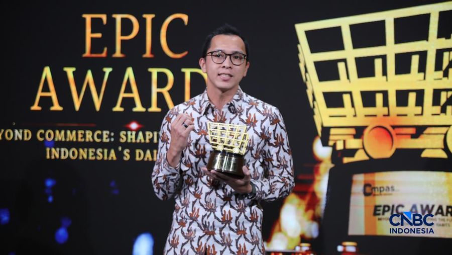 Danone Specialized Nutrition, Sales Director (SGM), Rizki Imam Ardhi menerima penghargaan Best Performing Mass Market Nutrition Brand in E-Commerce dalam CNBC Indonesia Epic Awards 2026 di Jakarta, Jumat (13/2/2026). (CNBC Indonesia/Faisal Rahman)