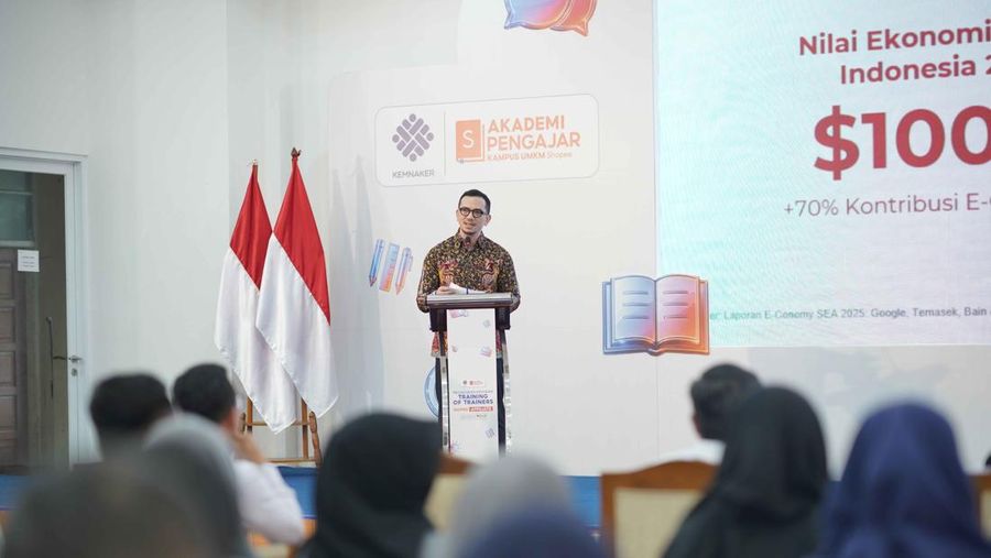 Deputy Director of Public Affairs Shopee Indonesia, Radynal Nataprawira, saat memberikan sambutan saat Peluncuran program 
Training of Trainers: Shopee Affiliate (Dengan Instruktur Tersertifikasi BNSP) di Balai BBPVP Bekasi, Jawa Barat, Rabu (11/2/2026).