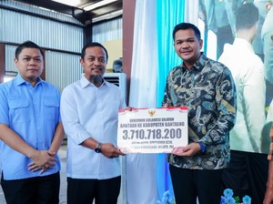 Gubernur Sulsel Salurkan Bantuan Alsintan-Kapal Nelayan di Bantaeng