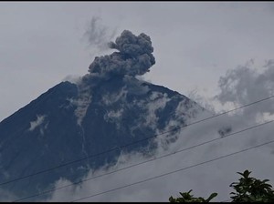 Gunung Semeru Luncurkan Awan Panas Guguran Sejauh 3 Kilometer