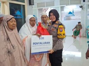Kapolsek Paciran Sajikan Makan Hangat-Santuni 200 Lansia Dhuafa Saat Subuh