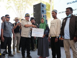 Pemerintah Serahkan Bantuan Perbaikan Rumah untuk Korban Bencana Sumatera