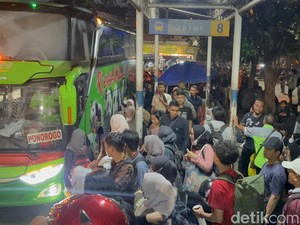 Terminal Purabaya Padat Penumpang Jelang Libur Panjang Imlek 2026