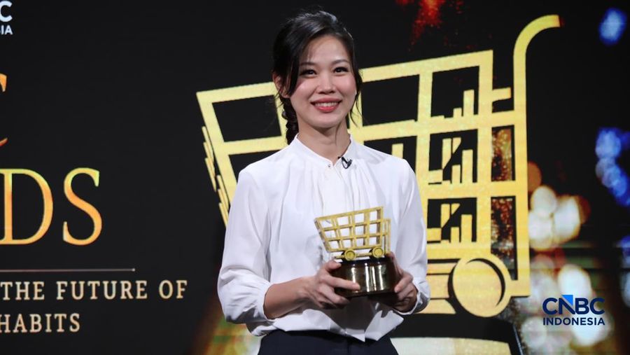 Mamiko menerima penghargaan Mom&rsquo;s #1 Trusted Pure Water Baby Wipes Brand in E-Commerce dalam CNBC Indonesia Epic Awards 2026 di Jakarta, Jumat (13/2/2026). (CNBC Indonesia/Faisal Rahman)