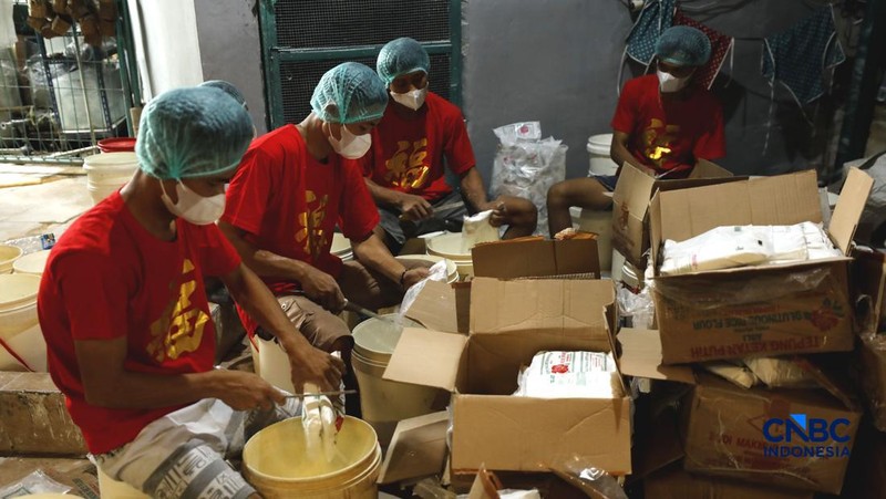 Menjelang perayaan Tahun Baru Imlek yang jatuh pada 17 Februari 2025, aktivitas produksi kue keranjang meningkat di Pabrik Kue Hoki, kawasan Sawangan, Depok, Jawa Barat, Jumat (13/02/2025). (CNBC Indonesia/Tri Susilo)