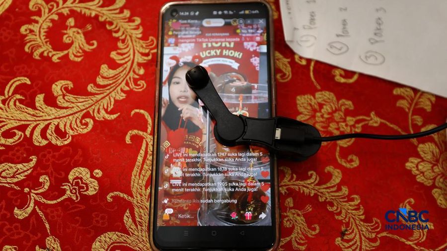 Menjelang perayaan Tahun Baru Imlek yang jatuh pada 17 Februari 2025, aktivitas produksi kue keranjang meningkat di Pabrik Kue Hoki, kawasan Sawangan, Depok, Jawa Barat, Jumat (13/02/2025). (CNBC Indonesia/Tri Susilo)