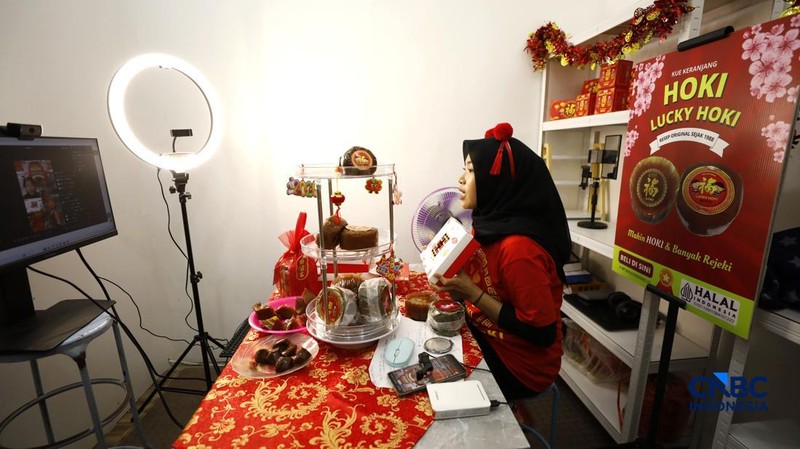 Menjelang perayaan Tahun Baru Imlek yang jatuh pada 17 Februari 2025, aktivitas produksi kue keranjang meningkat di Pabrik Kue Hoki, kawasan Sawangan, Depok, Jawa Barat, Jumat (13/02/2025). (CNBC Indonesia/Tri Susilo)