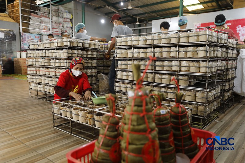 Menjelang perayaan Tahun Baru Imlek yang jatuh pada 17 Februari 2025, aktivitas produksi kue keranjang meningkat di Pabrik Kue Hoki, kawasan Sawangan, Depok, Jawa Barat, Jumat (13/02/2025). (CNBC Indonesia/Tri Susilo)