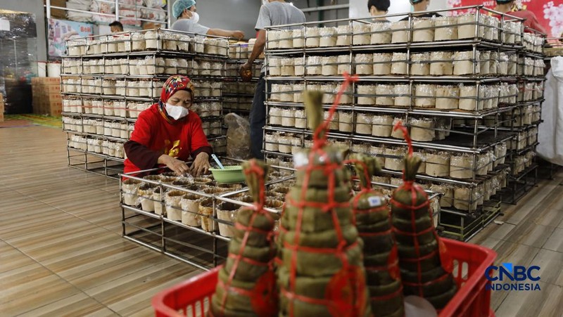 Menjelang perayaan Tahun Baru Imlek yang jatuh pada 17 Februari 2025, aktivitas produksi kue keranjang meningkat di Pabrik Kue Hoki, kawasan Sawangan, Depok, Jawa Barat, Jumat (13/02/2025). (CNBC Indonesia/Tri Susilo)