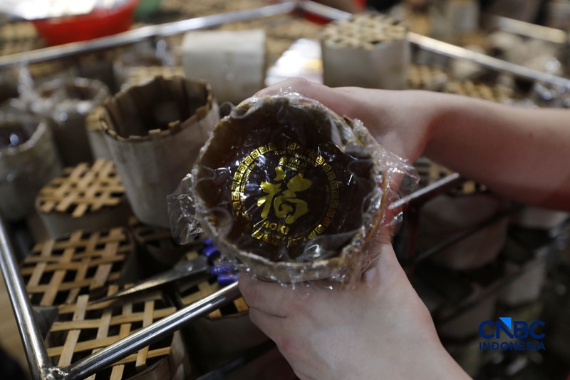 Menjelang perayaan Tahun Baru Imlek yang jatuh pada 17 Februari 2025, aktivitas produksi kue keranjang meningkat di Pabrik Kue Hoki, kawasan Sawangan, Depok, Jawa Barat, Jumat (13/02/2025). (CNBC Indonesia/Tri Susilo)