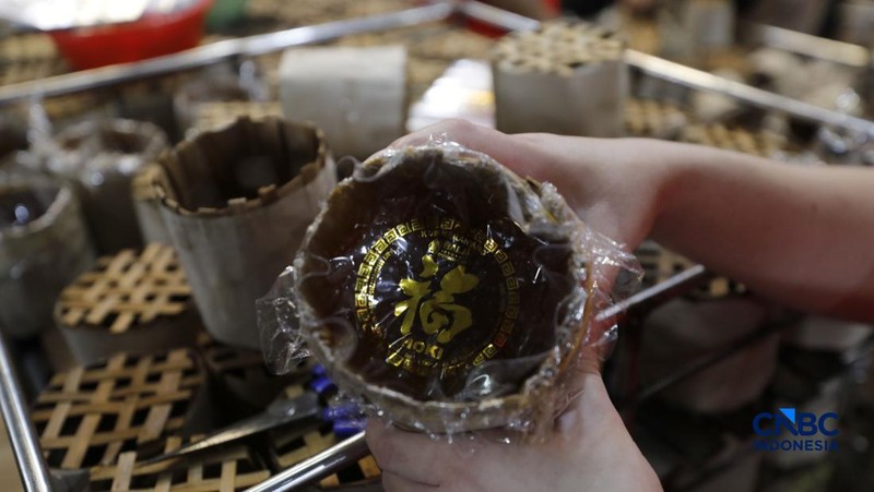 Menjelang perayaan Tahun Baru Imlek yang jatuh pada 17 Februari 2025, aktivitas produksi kue keranjang meningkat di Pabrik Kue Hoki, kawasan Sawangan, Depok, Jawa Barat, Jumat (13/02/2025). (CNBC Indonesia/Tri Susilo)