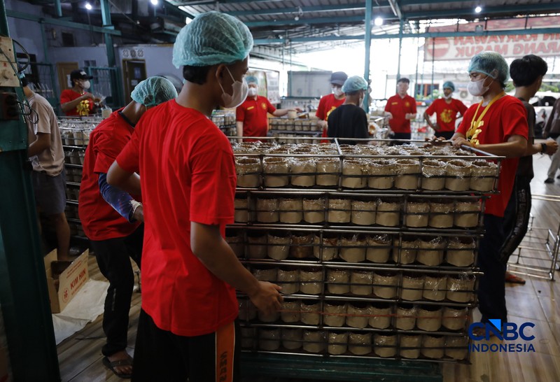 Menjelang perayaan Tahun Baru Imlek yang jatuh pada 17 Februari 2025, aktivitas produksi kue keranjang meningkat di Pabrik Kue Hoki, kawasan Sawangan, Depok, Jawa Barat, Jumat (13/02/2025). (CNBC Indonesia/Tri Susilo)