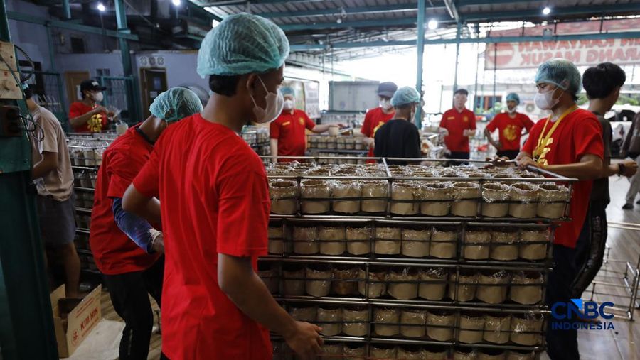 Menjelang perayaan Tahun Baru Imlek yang jatuh pada 17 Februari 2025, aktivitas produksi kue keranjang meningkat di Pabrik Kue Hoki, kawasan Sawangan, Depok, Jawa Barat, Jumat (13/02/2025). (CNBC Indonesia/Tri Susilo)