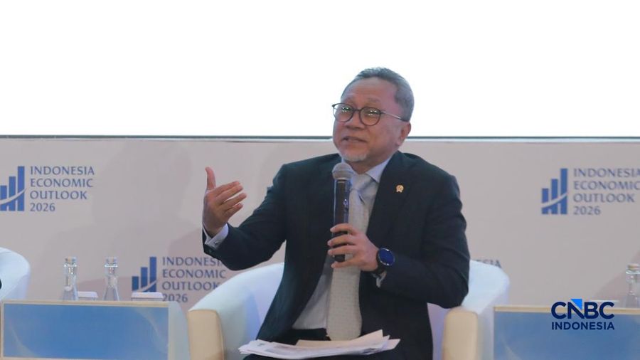 Menteri Koordinator Bidang Pangan RI, Zulkifli Hasan (Zulhas) saat menyampaikan paparan dalam Indonesia Economic Outlook 2026 di Gedung Danantara, Jakarta, Jumat (13/2/2026).