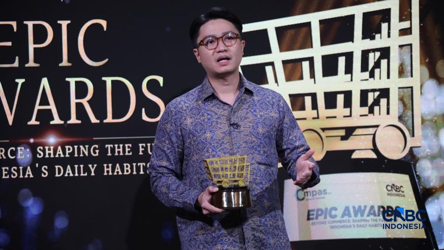 Nutriflakes menerima penghargaan Indonesia's #1 Choice for Healthy Cereal Brand in E-Commerce dalam CNBC Indonesia Epic Awards 2026 di Jakarta, Jumat (13/2/2026). (CNBC Indonesia/Faisal Rahman)