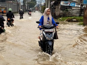 Uji Nyali Pengendara Hadapi Banjir Jalur Ciluluk-Cijapati