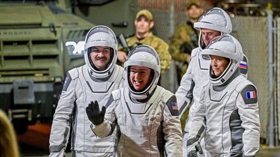 Roket SpaceX Falcon 9 dan pesawat ruang angkasa Dragon lepas landas dalam misi Crew-12 NASA ke Stasiun Luar Angkasa Internasional, membawa astronot NASA Jessica Meir dan Jack Hathaway, astronot ESA Sophie Adenot dan kosmonot Rusia Andrey Fedyaev, dari Kompleks Peluncuran 40 di Stasiun Angkatan Luar Angkasa Cape Canaveral di Cape Canaveral, Florida, AS, 13 Februari 2026. (REUTERS/Steve Nesius)