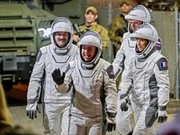 Para anggota Crew-12 NASA, kosmonaut Rusia Andrey Fedyaev, astronot NASA Jack Hathaway, Jessica Meir, dan astronot ESA Sophie Adenot berjalan keluar dari Gedung Operasi & Pemeriksaan di Pusat Luar Angkasa Kennedy sebelum diangkut ke Kompleks Peluncur