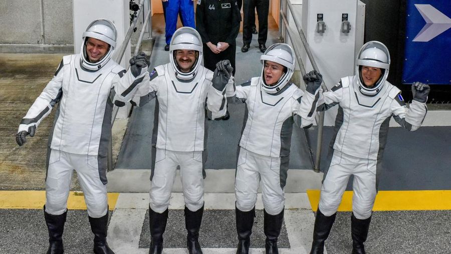 Roket SpaceX Falcon 9 dan pesawat ruang angkasa Dragon lepas landas dalam misi Crew-12 NASA ke Stasiun Luar Angkasa Internasional, membawa astronot NASA Jessica Meir dan Jack Hathaway, astronot ESA Sophie Adenot dan kosmonot Rusia Andrey Fedyaev, dari Kompleks Peluncuran 40 di Stasiun Angkatan Luar Angkasa Cape Canaveral di Cape Canaveral, Florida, AS, 13 Februari 2026. (REUTERS/Steve Nesius)