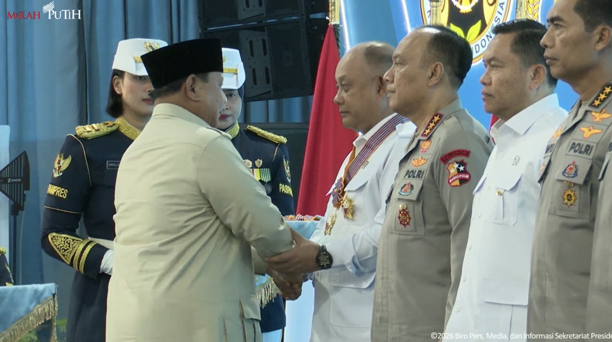 Prabowo Anugerahkan Bintang Jasa Utama kepada Bos BGN Dadan Hindayana
