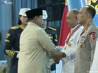 Prabowo Anugerahkan Bintang Jasa Utama kepada Bos BGN Dadan Hindayana