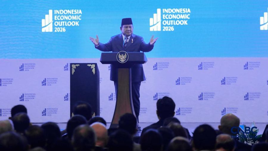 Presiden Prabowo Subianto menyampaikan sambutan dalam Indonesia Economic Outlook 2026 di Gedung Danantara, Jakarta, Jumat (13/2/2026). (CNBC Indonesia/Muhammad Sabki)