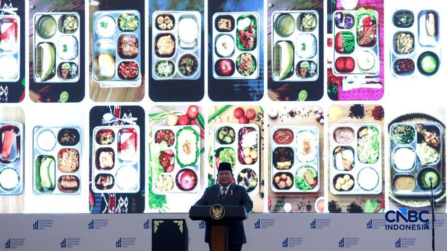 Presiden Prabowo Subianto menyampaikan sambutan dalam Indonesia Economic Outlook 2026 di Gedung Danantara, Jakarta, Jumat (13/2/2026). (CNBC Indonesia/Muhammad Sabki)