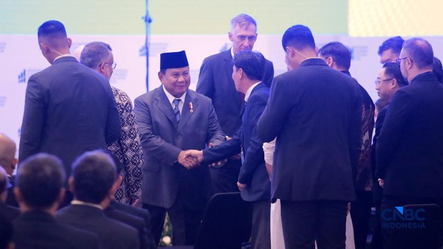 Presiden Prabowo Subianto tiba menjelang acara Indonesia Economic Outlook 2026 di Gedung Danantara, Jakarta, Jumat (13/2/2026). (CNBC Indonesia/Muhammad Sabki)