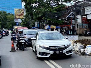 Galian Kabel Bikin Jalan Gatsu Nyars Lumpuh, Pengendara Mengeluh