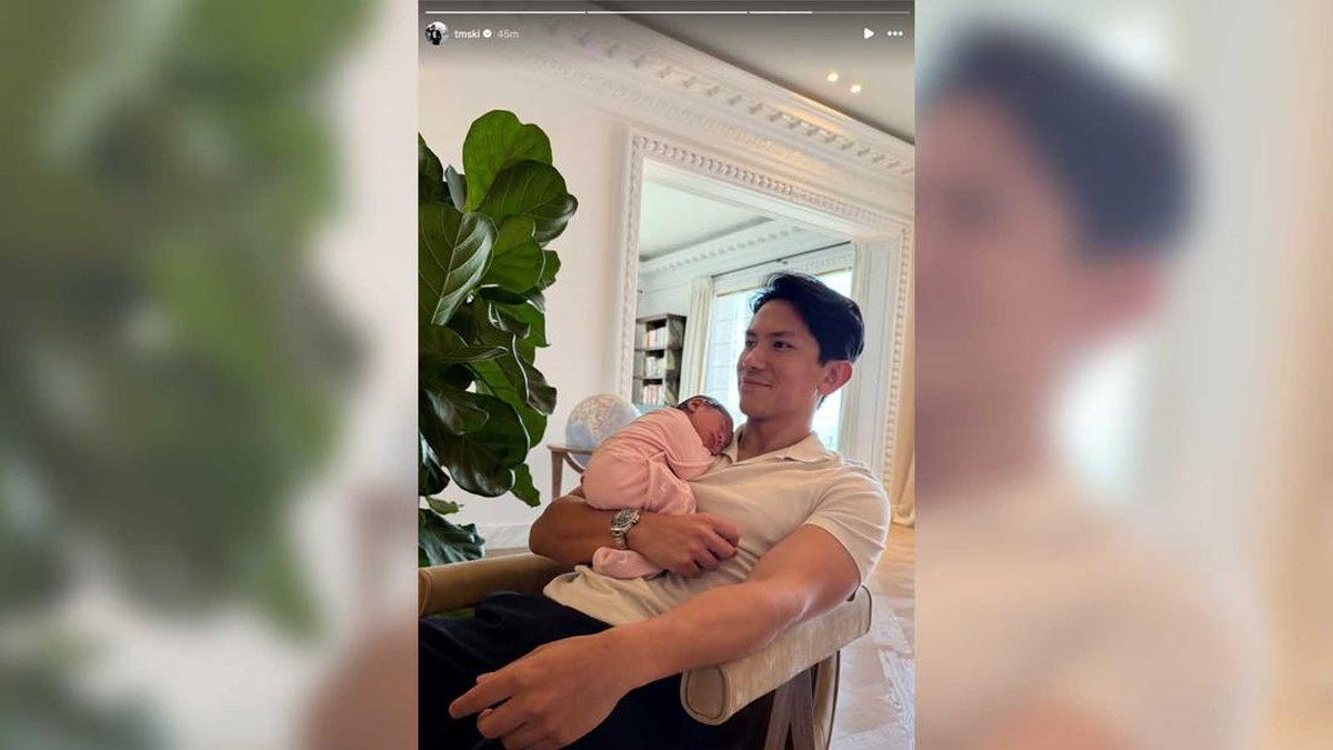 Manisnya Potret Pangeran Mateen Gendong Putri Zahra Mariam