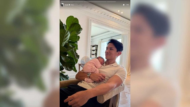 Manisnya Potret Pangeran Mateen Gendong Putri Zahra Mariam