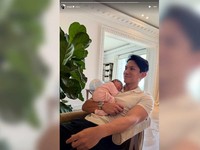 Manisnya Potret Pangeran Mateen Gendong Putri Zahra Mariam