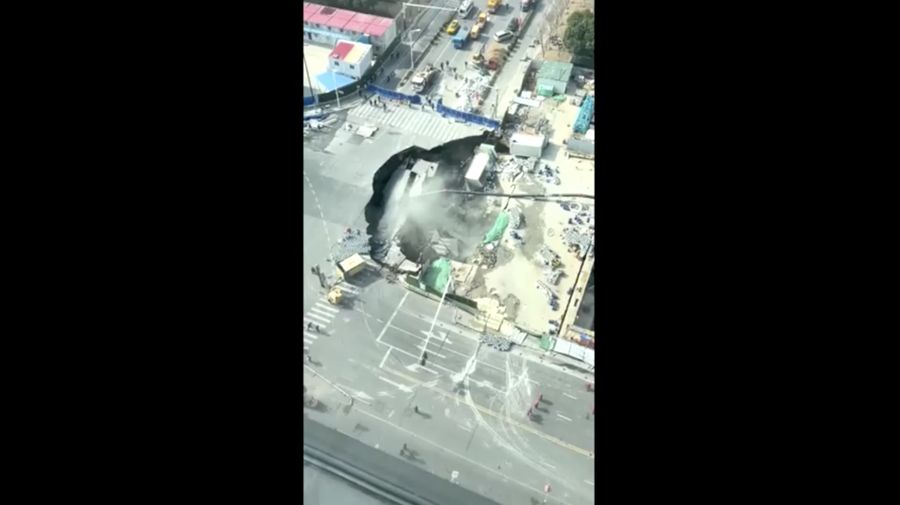 Rekaman saksi mata menunjukkan lubang besar muncul di jalan selama pembangunan jalur metro di Shanghai, Tiongkok. Sumber video: Media Sosial