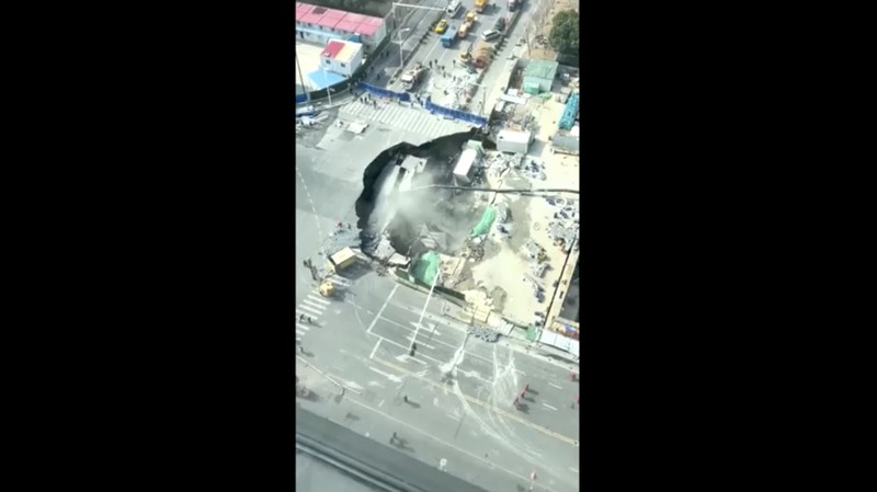 Rekaman saksi mata menunjukkan lubang besar muncul di jalan selama pembangunan jalur metro di Shanghai, Tiongkok. Sumber video: Media Sosial