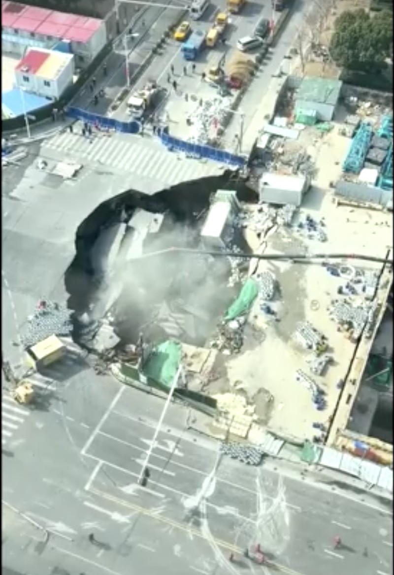 Rekaman saksi mata menunjukkan lubang besar muncul di jalan selama pembangunan jalur metro di Shanghai, Tiongkok. Sumber video: Media Sosial