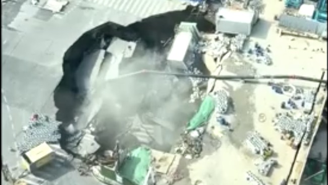 Potret Lubang Raksasa Ngaga di Pusat Bisnis China, 'Makan' Jalan Raya