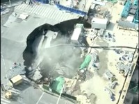 Potret Lubang Raksasa Ngaga di Pusat Bisnis China, 'Makan' Jalan Raya