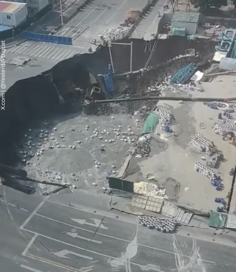 Rekaman saksi mata menunjukkan lubang besar muncul di jalan selama pembangunan jalur metro di Shanghai, Tiongkok. Sumber video: Media Sosial