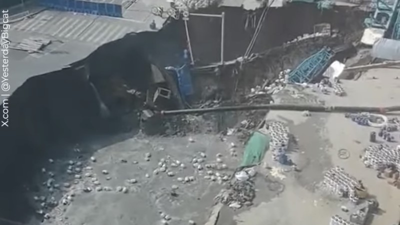 Rekaman saksi mata menunjukkan lubang besar muncul di jalan selama pembangunan jalur metro di Shanghai, Tiongkok. Sumber video: Media Sosial
