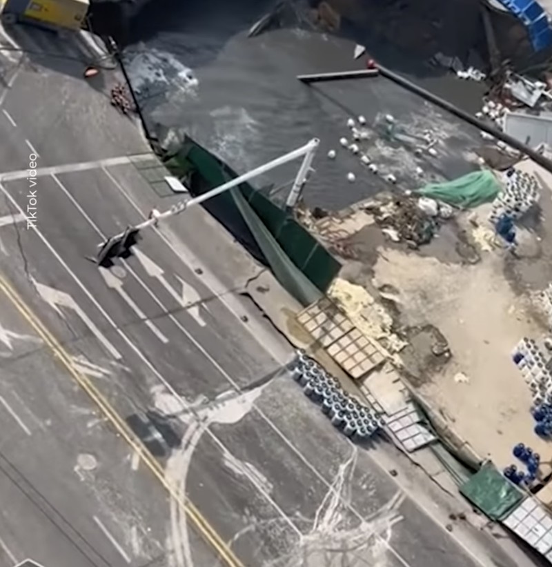 Rekaman saksi mata menunjukkan lubang besar muncul di jalan selama pembangunan jalur metro di Shanghai, Tiongkok. Sumber video: Media Sosial
