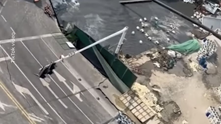 Rekaman saksi mata menunjukkan lubang besar muncul di jalan selama pembangunan jalur metro di Shanghai, Tiongkok. Sumber video: Media Sosial