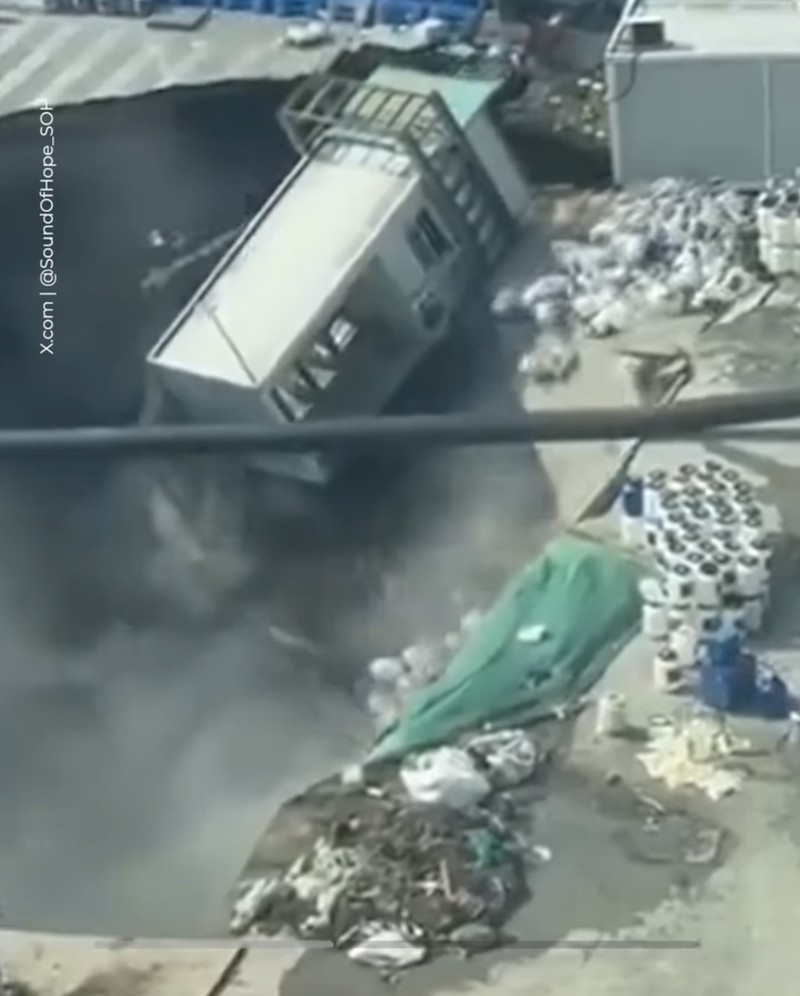 Rekaman saksi mata menunjukkan lubang besar muncul di jalan selama pembangunan jalur metro di Shanghai, Tiongkok. Sumber video: Media Sosial