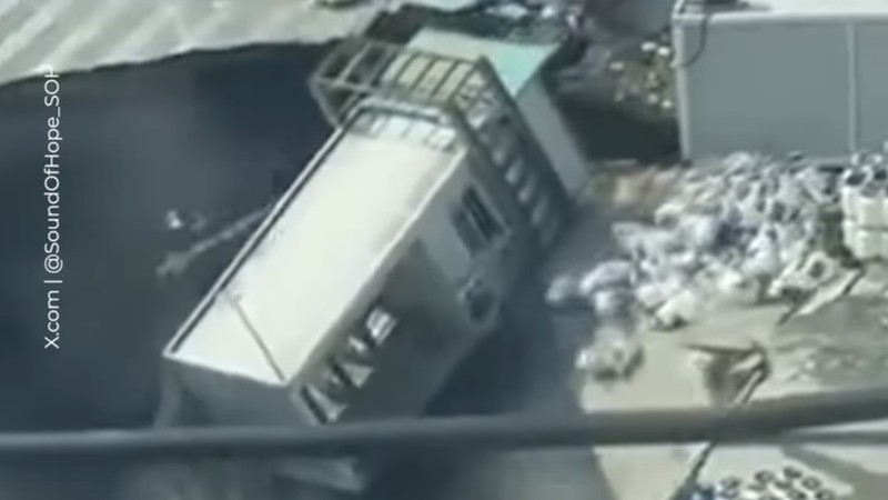 Rekaman saksi mata menunjukkan lubang besar muncul di jalan selama pembangunan jalur metro di Shanghai, Tiongkok. Sumber video: Media Sosial