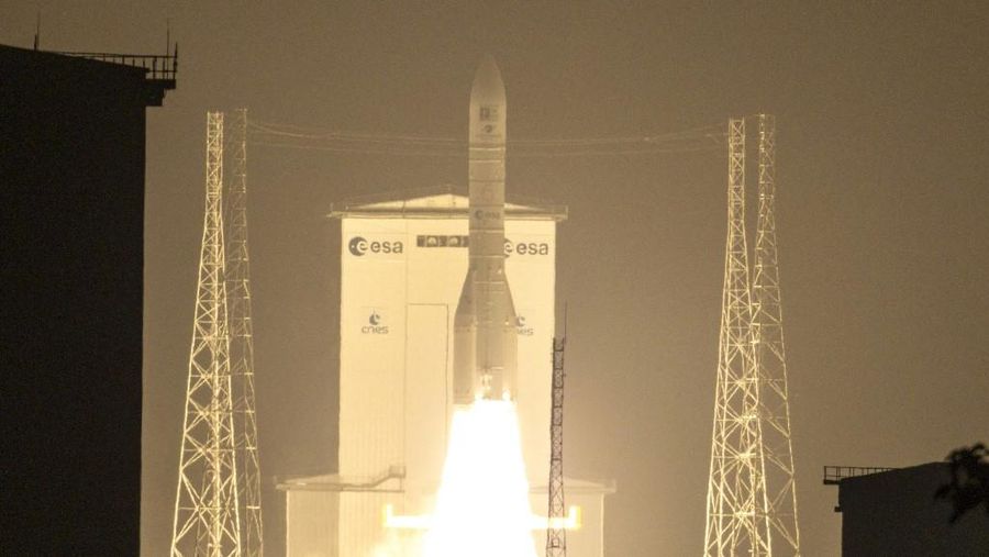 Roket Ariane 6 milik Badan Antariksa Eropa (ESA) yang membawa dua satelit Galileo untuk Sistem Navigasi Satelit Global (GNSS) Uni Eropa diluncurkan di Pusat Antariksa Guyana di Kourou, di departemen luar negeri Prancis, Guyana, pada 17 Desember 2025. (Photo by Ronan LIETAR / AFP/File Foto)