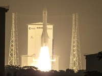 Roket Terkuat Eropa Meluncur ke Angkasa, Bawa 32 Satelit