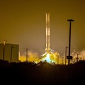 Roket pendorong SpaceX Falcon 9 mendarat di Kompleks Peluncuran 40 di Stasiun Angkatan Luar Angkasa Cape Canaveral di Cape Canaveral, Florida, AS, 13 Februari 2026. (REUTERS/Steve Nesius)