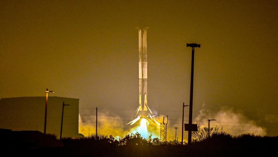 Roket SpaceX Falcon 9 dan pesawat ruang angkasa Dragon lepas landas dalam misi Crew-12 NASA ke Stasiun Luar Angkasa Internasional, membawa astronot NASA Jessica Meir dan Jack Hathaway, astronot ESA Sophie Adenot dan kosmonot Rusia Andrey Fedyaev, dari Kompleks Peluncuran 40 di Stasiun Angkatan Luar Angkasa Cape Canaveral di Cape Canaveral, Florida, AS, 13 Februari 2026. (REUTERS/Steve Nesius)