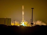 Roket pendorong SpaceX Falcon 9 mendarat di Kompleks Peluncuran 40 di Stasiun Angkatan Luar Angkasa Cape Canaveral di Cape Canaveral, Florida, AS, 13 Februari 2026. (REUTERS/Steve Nesius)